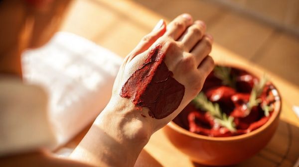 Découvrez les bienfaits de l'argile rouge riche en fer pour la revitalisation cutanée